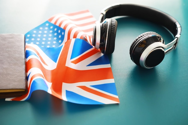 Cuffie e bandiera Lo studio delle materie straniere Audiolibri in lingua straniera Lezioni di lingua Ascolto