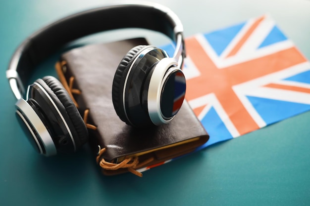 Cuffie e bandiera Lo studio delle materie straniere Audiolibri in lingua straniera Lezioni di lingua Ascolto