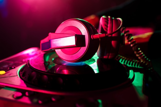 Cuffie e mixer professionali DJ per musica in discoteca