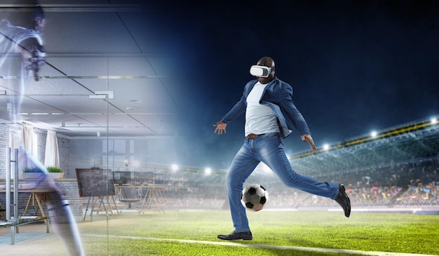 Cuffie per realtà virtuale su un maschio nero che gioca a calcio