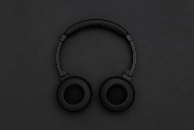 Cuffie stereo wireless su sfondo nero. Vista dall'alto