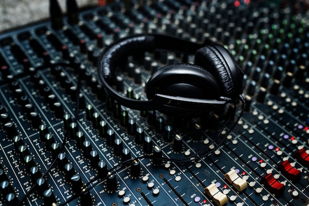 Cuffie su una stazione di mixer audio