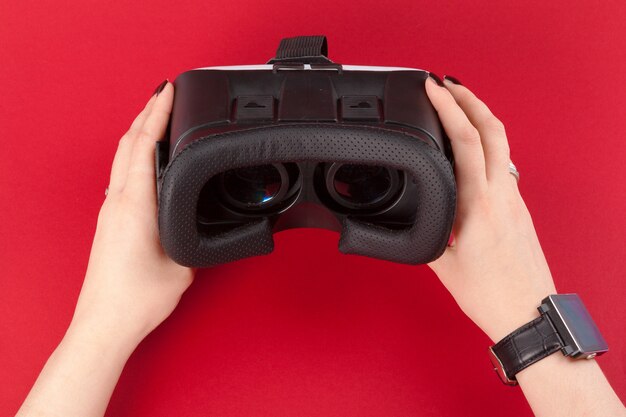 Cuffie virtuali per occhiali VR nelle mani