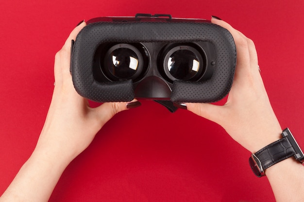 Cuffie virtuali per occhiali VR nelle mani