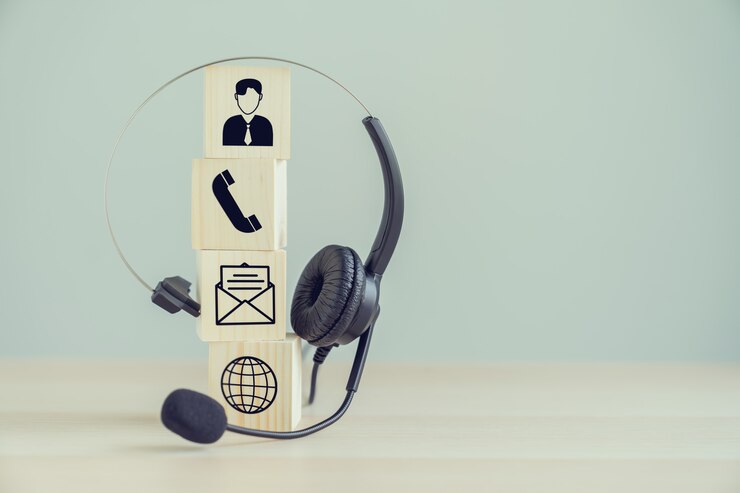 Cuffie VOIP e comunicazione Icon sul blocco di legno.