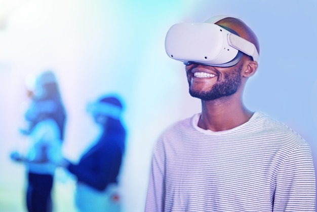Cuffie VR 3D digitali per giocatori con metaverse tech future e realtà virtuale innovazione informatica ai e videogiochi Uomo nero nell'universo futuristico e gioco avatar online gioco virtuale o visione