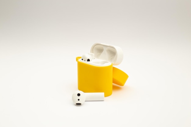 Cuffie wireless in una custodia giallo brillante