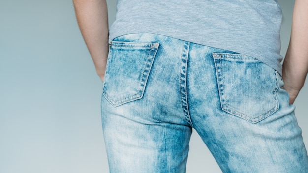 Culo femminile in jeans. forma seducente in denim blu