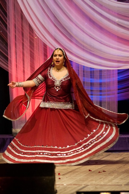 Cultura tradizionale indiana bella donna ballerina esponente della danza classica indiana Bharatanatyam dello stato del Tamil Nadu