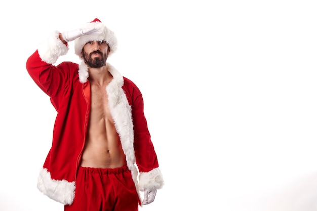 Culturista di Babbo Natale che mostra il suo corpo atletico sexy su uno sfondo bianco