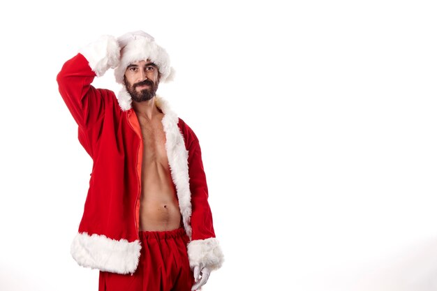 Culturista di Babbo Natale che mostra il suo corpo atletico sexy su uno sfondo bianco