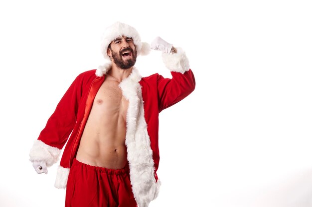 Culturista di Babbo Natale che mostra il suo corpo atletico sexy su uno sfondo bianco
