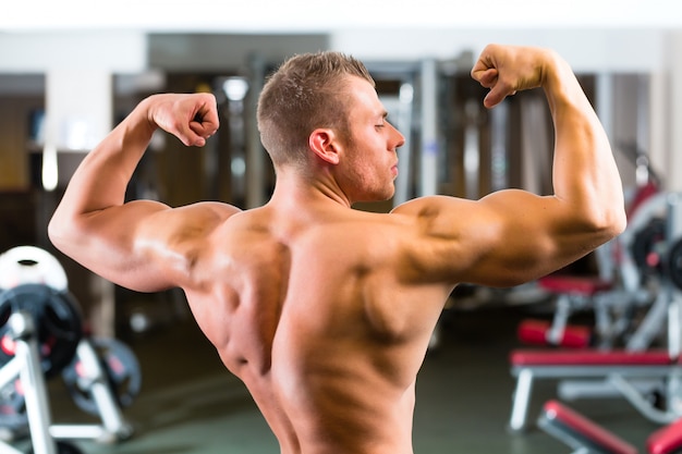 Culturista in posa in palestra