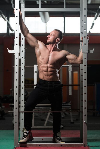 Culturista serio in piedi in palestra