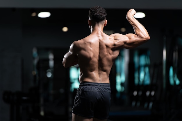 Culturista serio in piedi in palestra