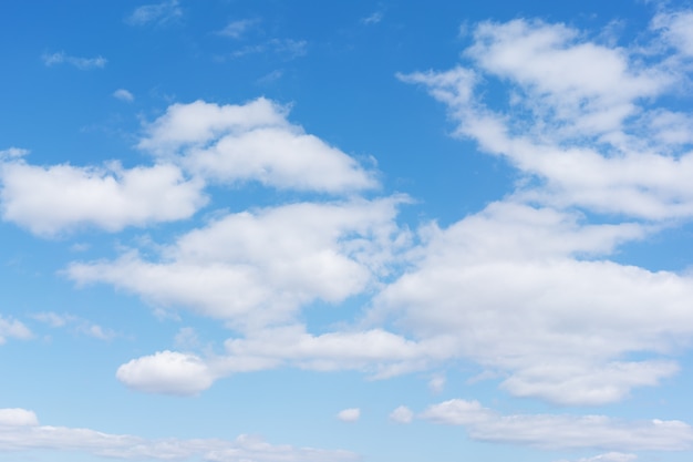 Cumuli bianchi su cielo blu