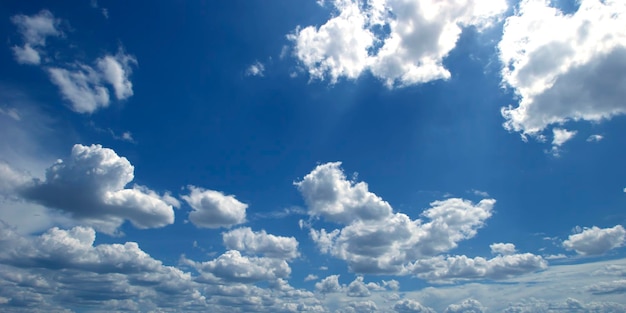 Cumuli di nuvole bianche che galleggiano sul cielo blu per sfondi conceptxAxA