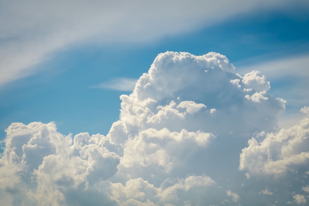 Cumuli in cielo blu