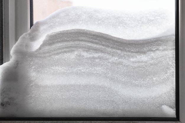 Cumulo di neve tra due vetri