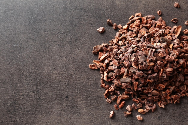 Cumulo di pennini di cacao aromatici su sfondo grigio