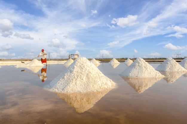 Cumulo di sale marino nell'originale azienda agricola di produzione di sale a base di acqua salata naturale dell'oceano che si prepara per l'ultimo processo prima di inviarlo ai consumatori del settore nella provincia di Samut Sakhon, in Thailandia.