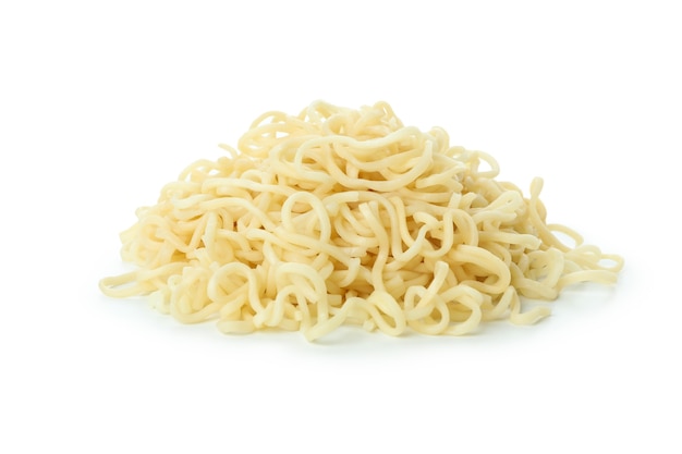 Cumulo di spaghetti istantanei isolati su sfondo bianco