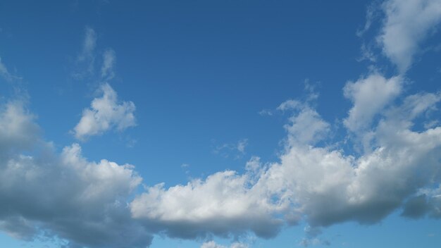 Cumulus cloud cloudscape b roll cielo blu e nuvola grigia cielo blu estivo nuvole bianche sullo sfondo