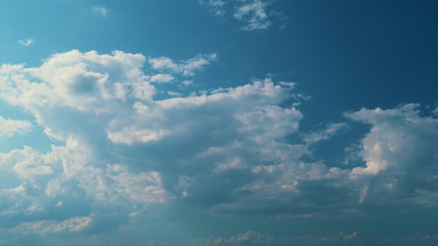 Cumulus cloud cloudscape b roll cielo blu e nuvola grigia cielo blu estivo nuvole bianche sullo sfondo