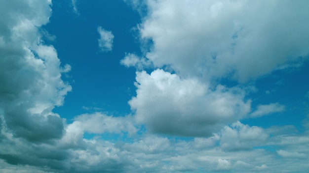 Cumulus cloud cloudscape b roll cielo blu e nuvola grigia cielo blu estivo nuvole bianche sullo sfondo