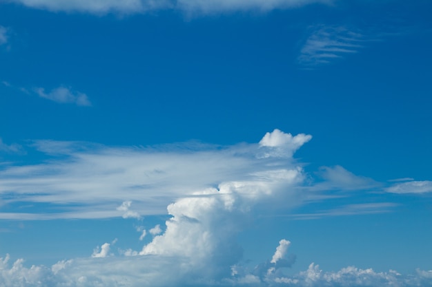 Cumulus cloud nel cielo blu