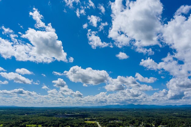 Cumulus cloudscape cielo blu e nuvola bianca giornata di sole.