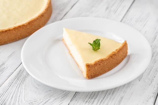 Cuneo di cheesecake tradizionale sul piatto