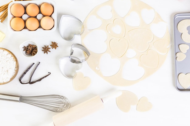 Cuocere i biscotti di zucchero a forma di cuore per San Valentino.