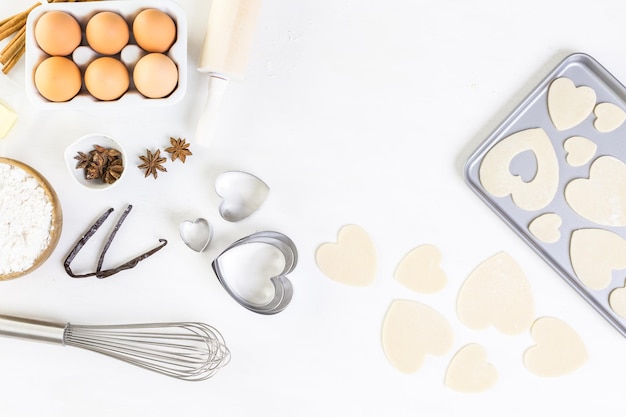 Cuocere i biscotti di zucchero a forma di cuore per San Valentino.