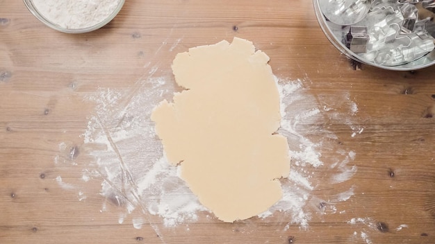 Cuocere i biscotti di zucchero di Natale per Babbo Natale.