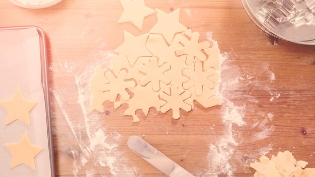 Cuocere i biscotti di zucchero di Natale per Babbo Natale.