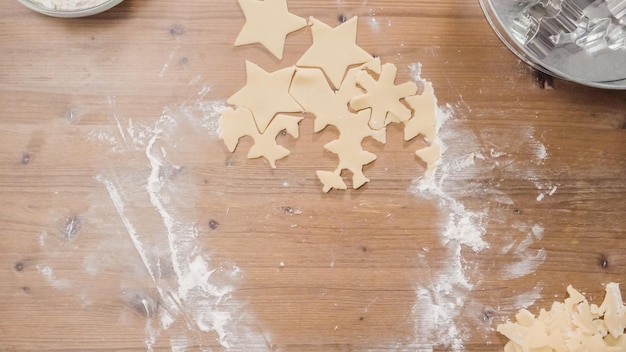 Cuocere i biscotti di zucchero di Natale per Babbo Natale.