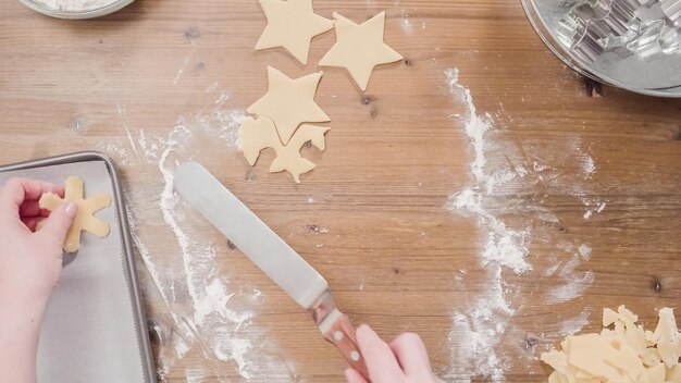 Cuocere i biscotti di zucchero di Natale per Babbo Natale.