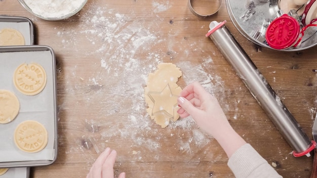 Cuocere i biscotti di zucchero di Natale per Babbo Natale.