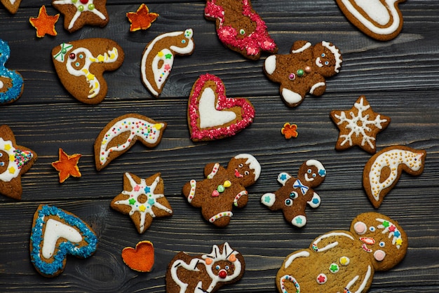 Cuocere i biscotti di zucchero per Natale Dolcetti di Natale e allegria natalizia