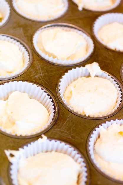 Cuocere i cupcake a scuola di cucina.