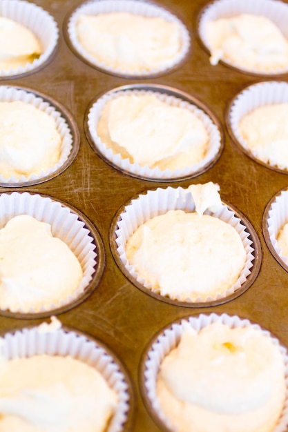 Cuocere i cupcake a scuola di cucina.