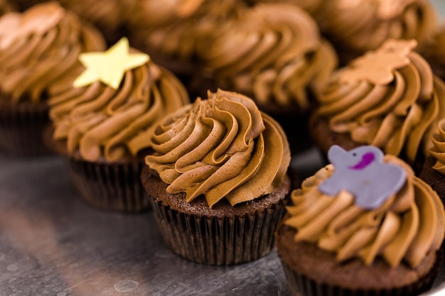 Cuocere i cupcake al cioccolato al negozio di cupcake.