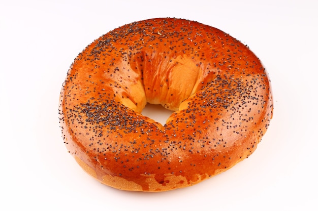 Cuocere il bagel su una superficie bianca