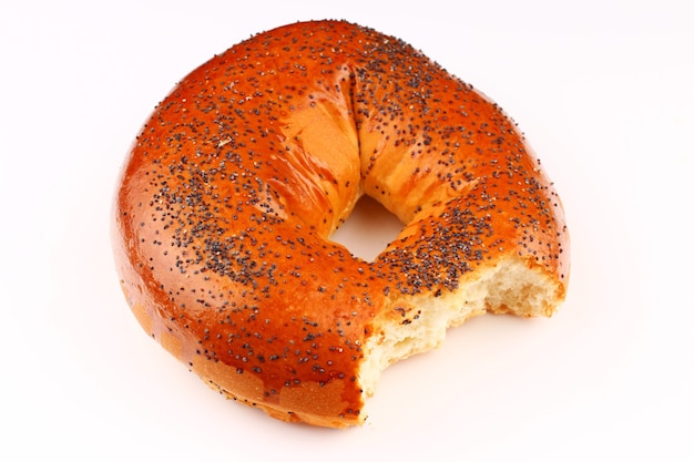 Cuocere il bagel su una superficie bianca