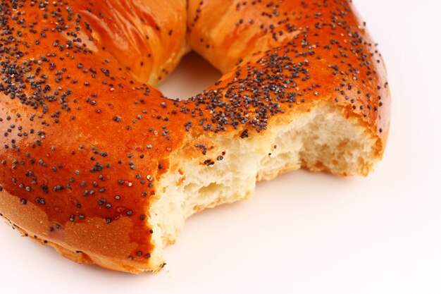 Cuocere il bagel su una superficie bianca