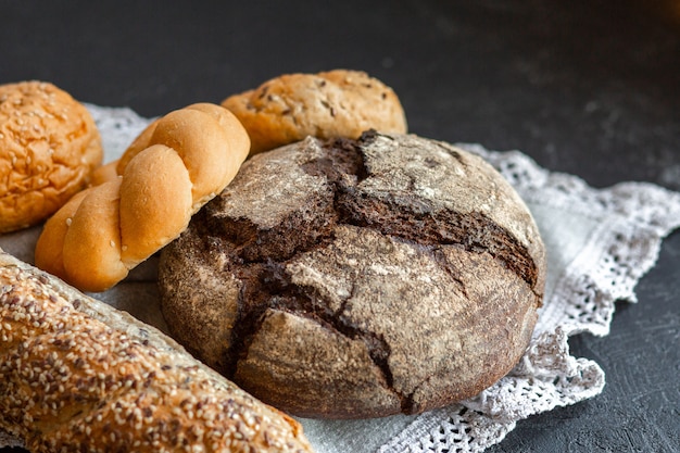 Cuocere il pane a casa. Cottura a casa sul tavolo.