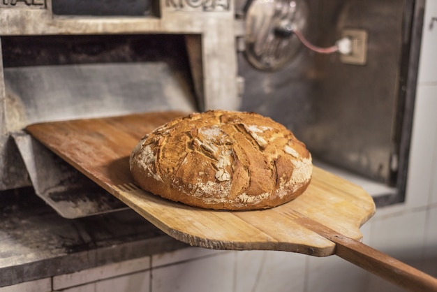 Cuocere il pane in pala al forno