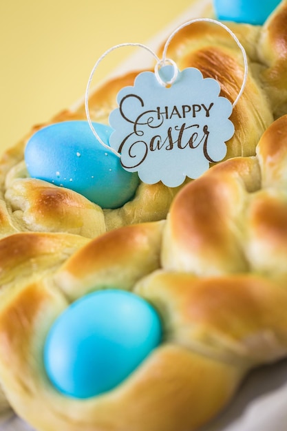 Cuocere il pane pasquale italiano fatto in casa con uova blu biologiche.