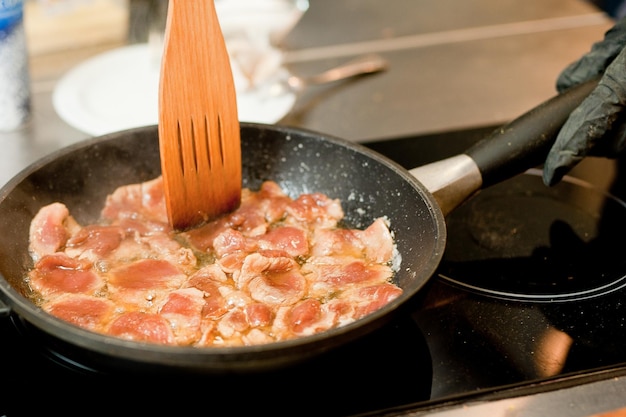 Cuocere la carne in padella con le verdure